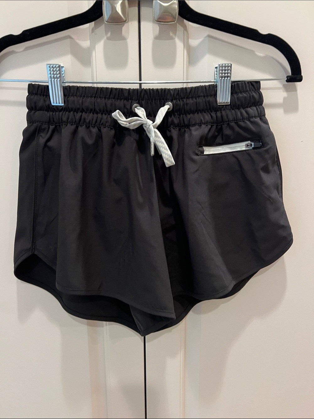 Vuori Black Women's Athletic Drawstring Shorts. XS lined